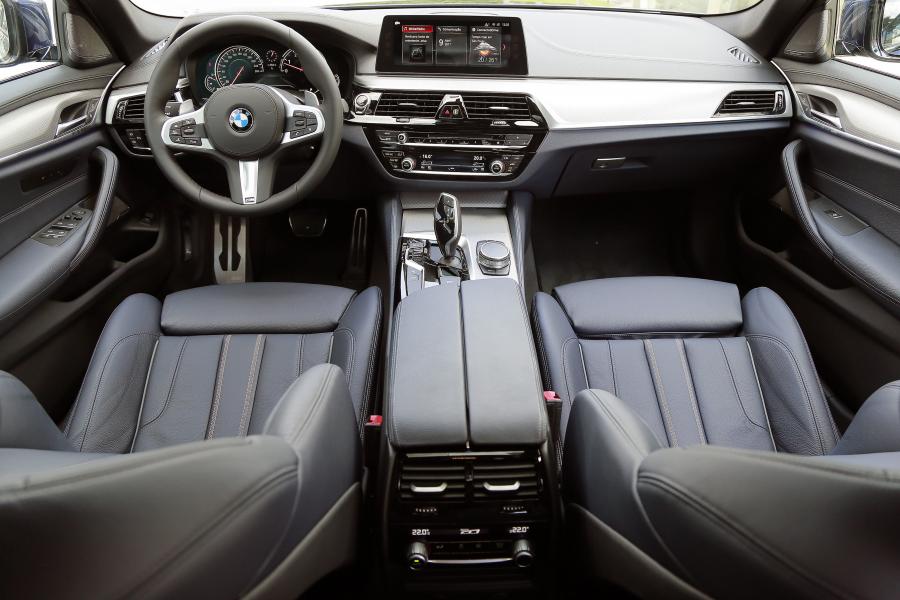 Торпедо BMW 540i Sedan M Sport 2017 года  (LA) (фото 25 из 40)